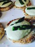 Dischi di pancarrè con semi di papavero, con crema di asparagi