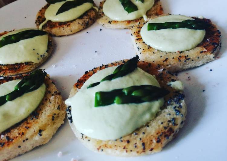 Dischi di pancarrè con semi di papavero, con crema di asparagi