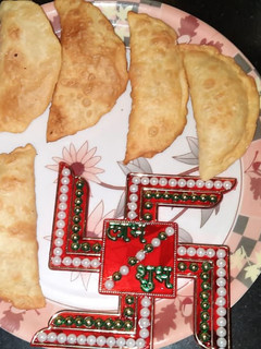 ઘુઘરા(Ghughra Recipe in Gujarati) રેસીપી મુખ્ય ફોટો