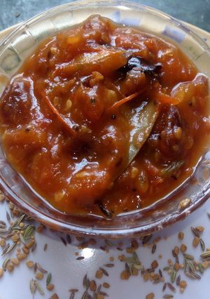 A picture of Tamatar khajur ki chutney.