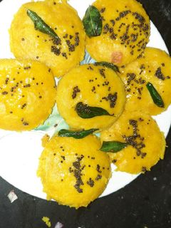इडली कटोरी खमन (idli katori khaman recipe in Hindi) रेसिपी मुख्य फोटो