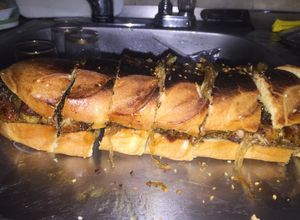 Una foto de Sándwich de costilla gigante de barbacoa