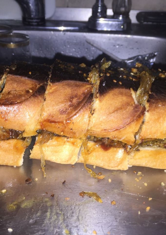 Una foto de Sándwich de costilla gigante de barbacoa