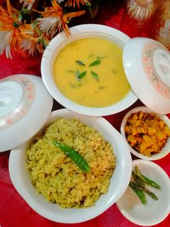 गुजराती कढ़ी खिचड़ी (Gujarati kadhi khichdi recipe in Hindi) रेसिपी मुख्य फोटो