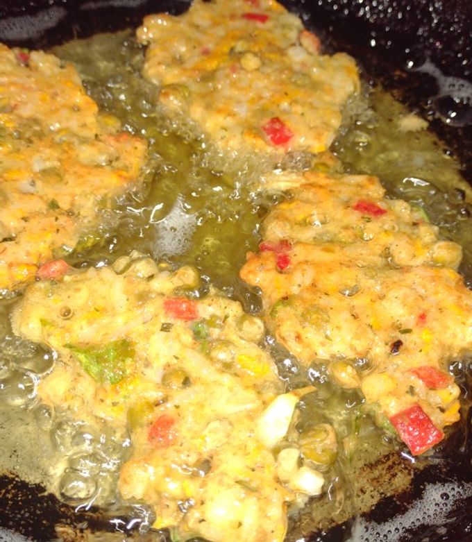 Una foto de Croquetas de arroz, harina integral, arvejas y verduritas