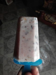 Una foto de Helado de frutos rojos súper mega fácil y económico