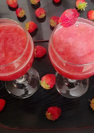 A picture of #स्ट्राॅबेरीजूस Strawberry 🍓 juice.