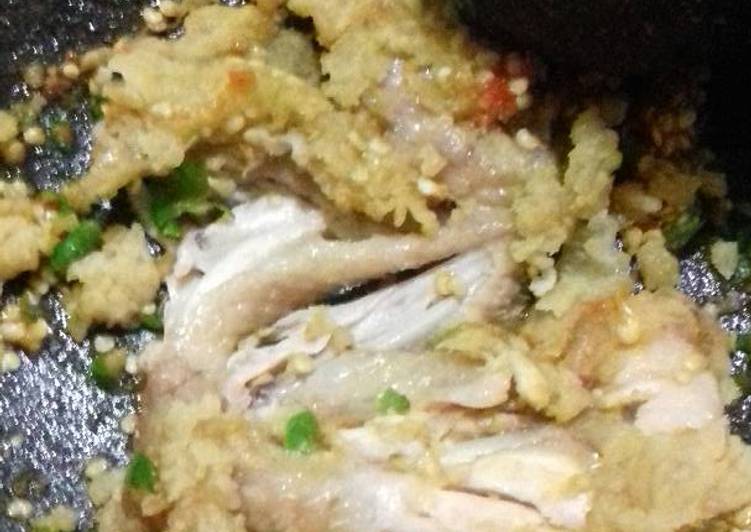 Bagaimana Menyiapkan Ayam geprek sambal ijo yang Lezat Sekali