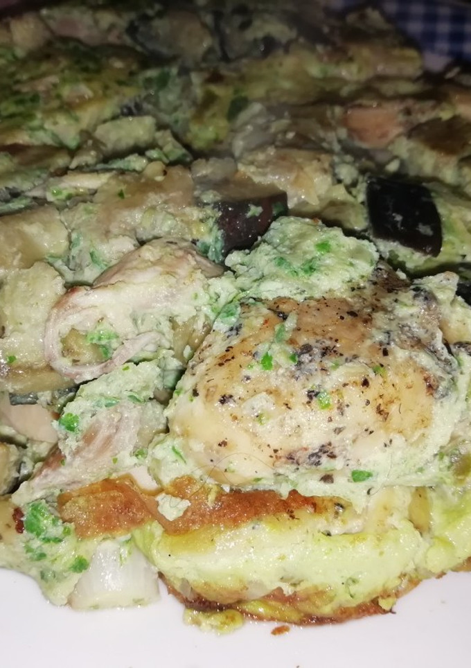 Una foto de Tortilla de berenjenas con sobras de pollo(en sartén o al horno)