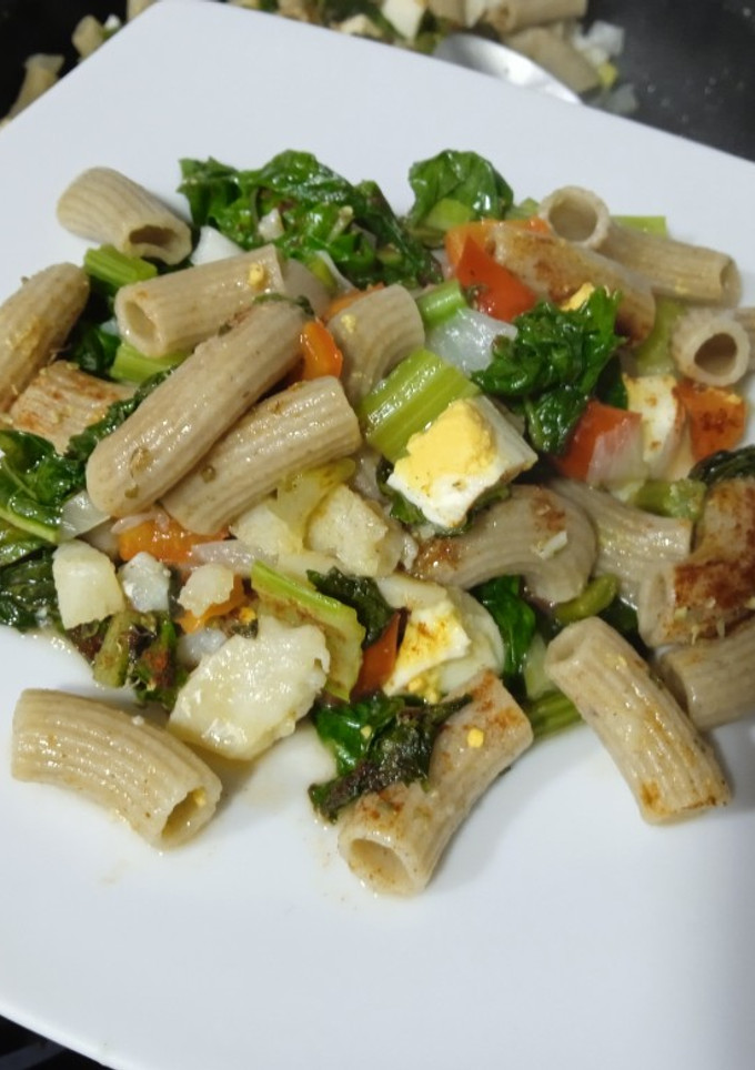 Una foto de Pasta con bacalao y acelgas