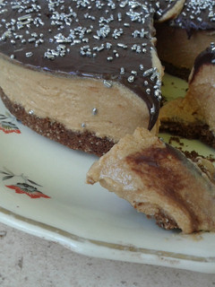 Una foto de Torta helada de queso crema y dulce de leche con cubierta de ganache