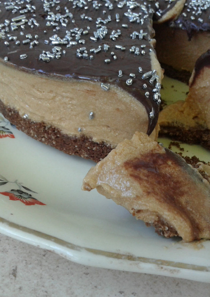 Una foto de Torta helada de queso crema y dulce de leche con cubierta de ganache