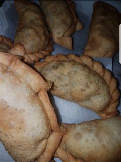 Una foto de Empanadas de carne cortada a cuchillo