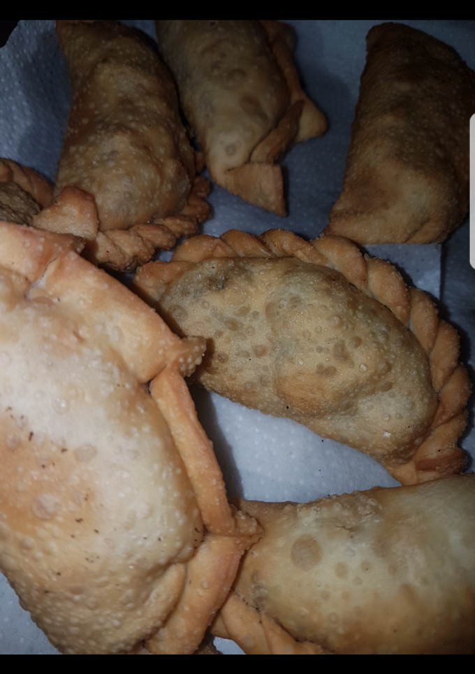 Una foto de Empanadas de carne cortada a cuchillo