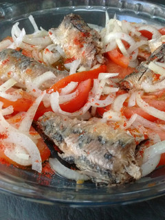 Una foto de Ensalada de tomate, cebolla y sardinas