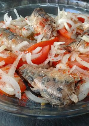 Una foto de Ensalada de tomate, cebolla y sardinas