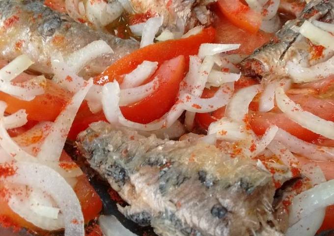 Ensalada de tomate, cebolla y sardinas Receta de Las Recetas de Silvi-  Cookpad