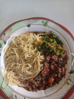 A picture of Spaghetti and minced meat with French beans.
