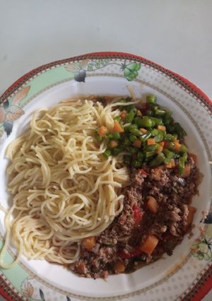 A picture of Spaghetti and minced meat with French beans.