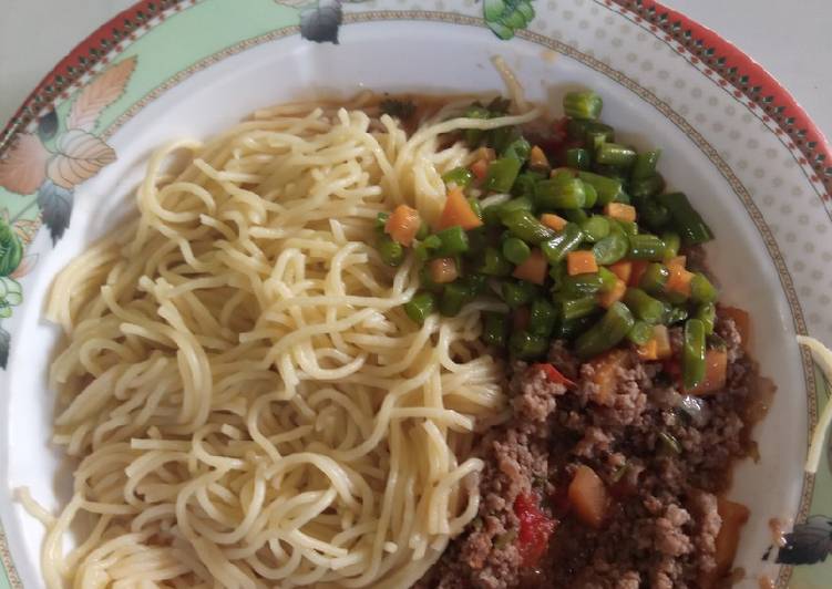 Spaghetti and minced meat with French beans