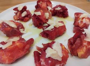 Foto di Bocconcini di bresaola ripieni di pesche