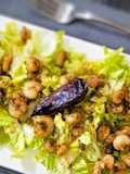 Ensalada de cogollos con gambas al ajillo