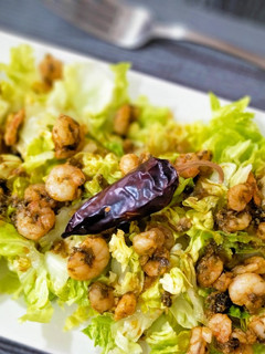 Una foto de Ensalada de cogollos con gambas al ajillo