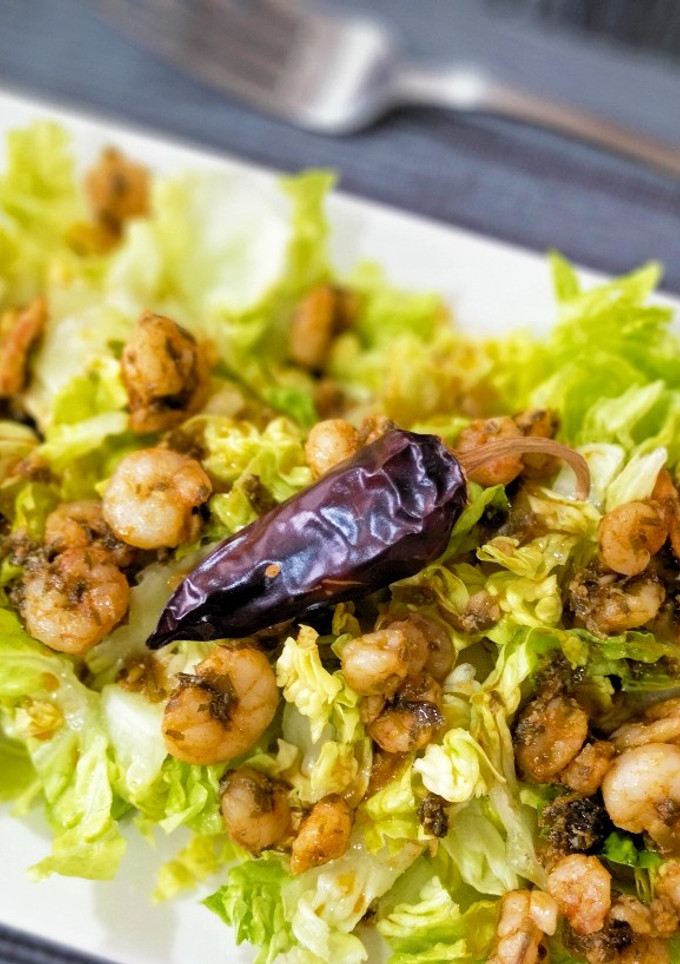 Una foto de Ensalada de cogollos con gambas al ajillo