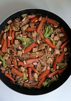 Csirkés-zöldséges soba tészta 🍜 recept fotója