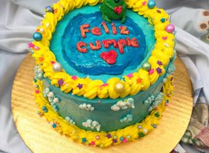 Una foto de Ranita Birthday Cake relleno de compota de maracuyá y toronja