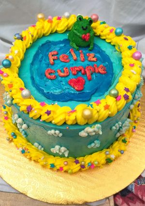 Una foto de Ranita Birthday Cake relleno de compota de maracuyá y toronja