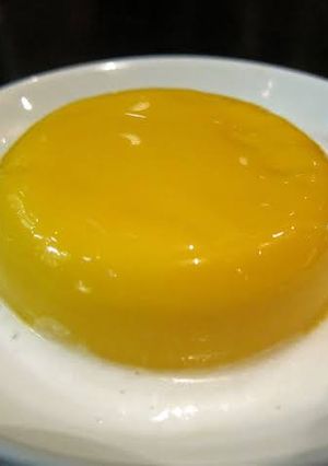 A picture of Mango pudding with china grass.