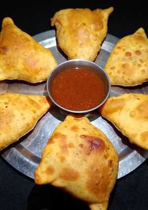 સમોસા(samosa recipe in Gujarati) રેસીપી મુખ્ય ફોટો