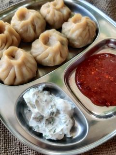 चिकन मोमो (chicken momo recipe in marathi) रेसिपी चे मुख्य फोटो 