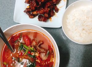 Hình của món Thịt kho tiêu- canh thịt bò cà chua.