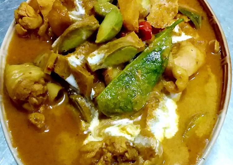 แกงกะทิไก่ใส่สะตอ