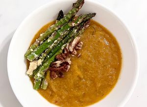 Una foto de Crema artesanal sin aceite con vegetales rescatados y tomates deshidratados