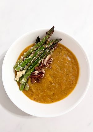 Una foto de Crema artesanal sin aceite con vegetales rescatados y tomates deshidratados