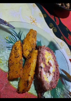 Una foto de Arrollado de carne con papas rústicas 😋