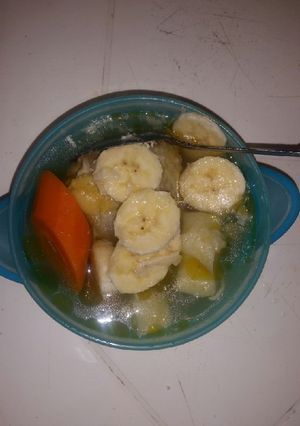 Una foto de Caldo de pollo a mi estilo con plátano