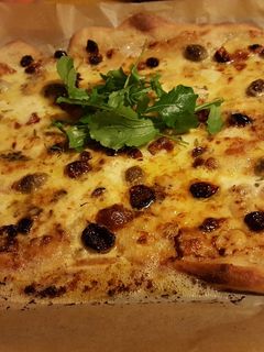 Une photo de Pizza aux fromages et pâte au levain