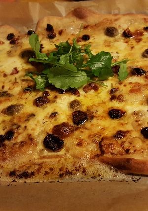 Une photo de Pizza aux fromages et pâte au levain