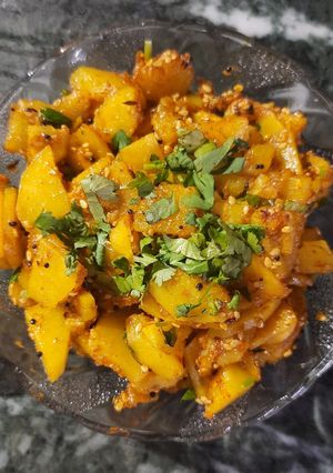 आलू के चिप्स की ड्राई सब्जी (aloo ke chips ki dry sabzi recipe in Hindi) रेसिपी मुख्य फोटो