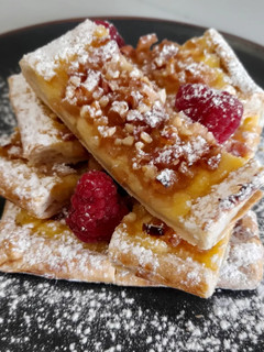 Una foto de Tartaleta de hojaldre de manzana y crema pastelera