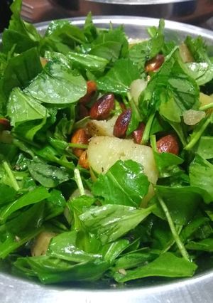 Una foto de Ensalada con almendras tostadas 😍