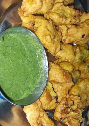 A picture of Aloo ke pakore.