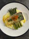 Salmone con beurre blanc, purè e asparagi