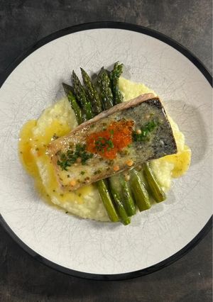 Foto di Salmone con beurre blanc, purè e asparagi