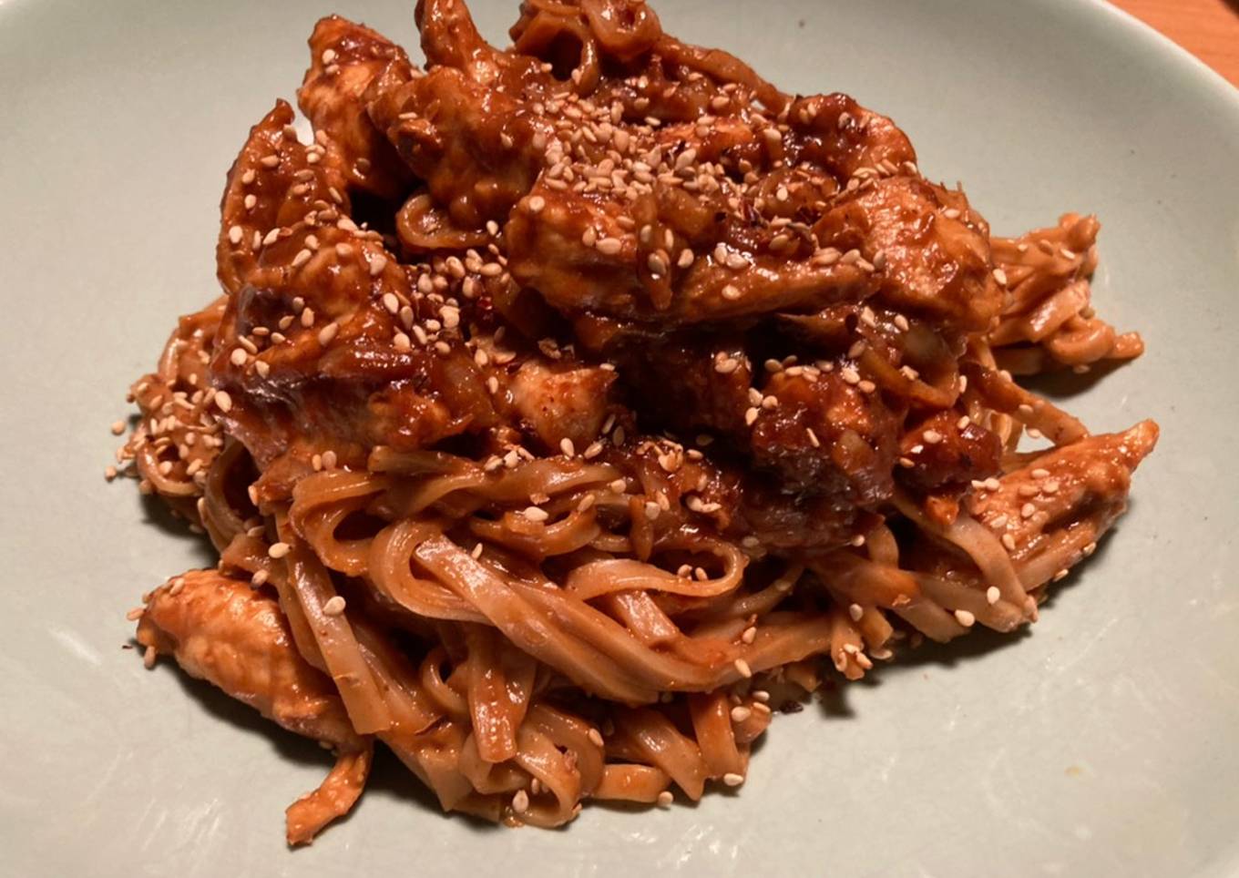 Fetuccini de arroz con pollo y salsa de cacahuetes