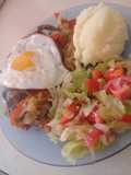 Bifes a Caballo con puré de papas y ensalada